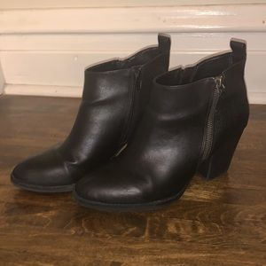 Black leather heeled booties size 9W